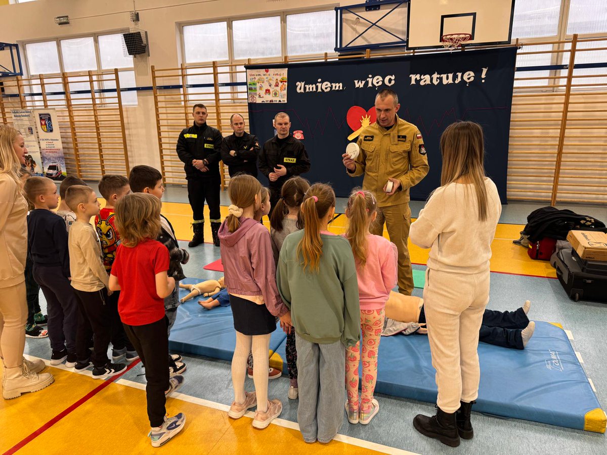 Podlascy strażacy realizują szereg działań. Jednym z nich jest Prewencja Społeczna PSP czyli:
✅edukacja,
✅informowanie,
✅promocja bezpiecznych zachowań.
Wszystko po to by dotrzeć z przekazem do szerokiego grona, a także po to by spotkania z nami wyszły wszystkim... na zdrowie!