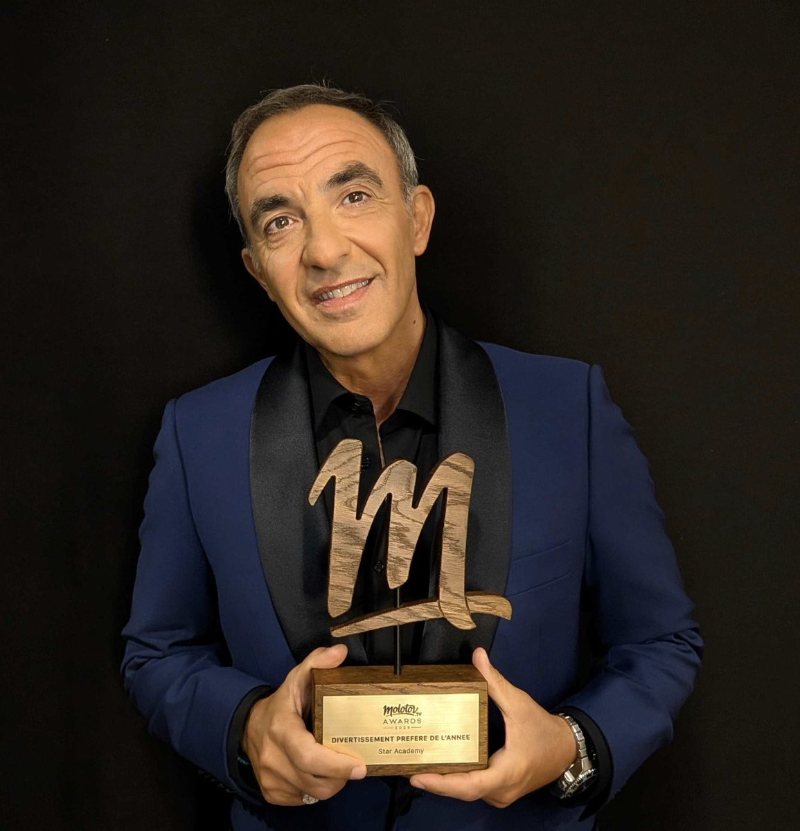 Vendredi dernier, #Nikos a récupéré le Molotov Award du "Divertissement Préféré de l'Année" pour #StarAcademy ⭐️ Félicitations à toute l'équipe ! #MolotovAwards