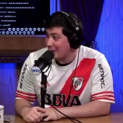 Vuelvo a insistir en algo en lo que evidentemente estoy solo: desde que este gordito tetón se puso el manto sagrado, River no ganó nada.