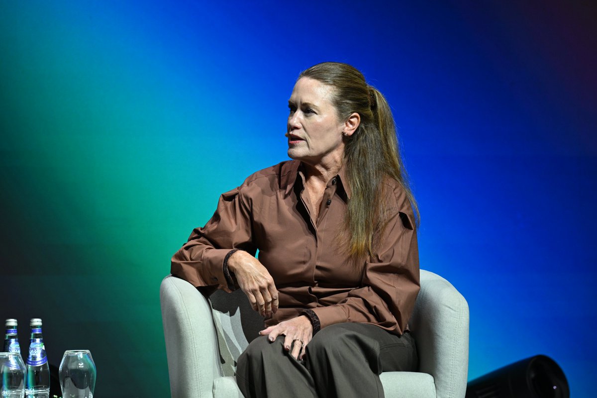 MWCHub's tweet image. Highlights from 𝗞𝗲𝘆𝗻𝗼𝘁𝗲 𝟮: 𝗔𝗜 𝗳𝗼𝗿 𝗮 𝗛𝘆𝗽𝗲𝗿-𝗖𝗼𝗻𝗻𝗲𝗰𝘁𝗲𝗱 𝗙𝘂𝘁𝘂𝗿𝗲 at #MWC25 Doha 🌟

From foundational models and telco integration to AI-powered infrastructure and robotics, the session highlighted how intelligent systems are driving enterprise