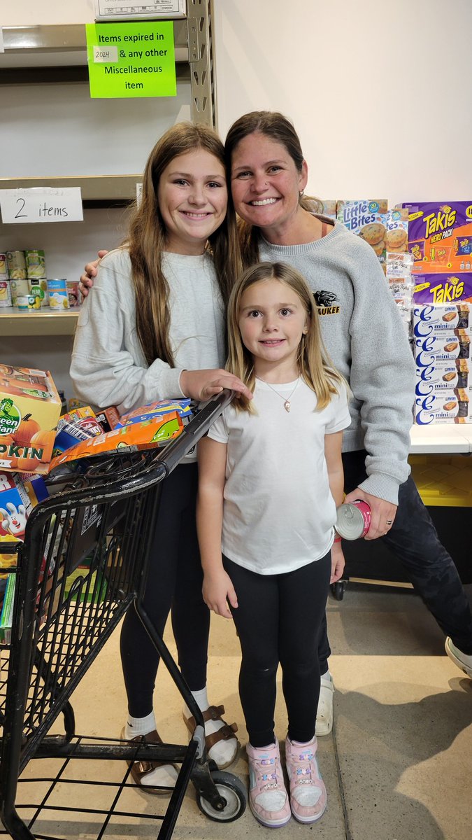 GivingTreeHSSD's tweet image. We are grateful for the suppport we have from our students!  They had a busy afternoon checking food donations and restocking shelves! 
@HSSD @BayPortYSL