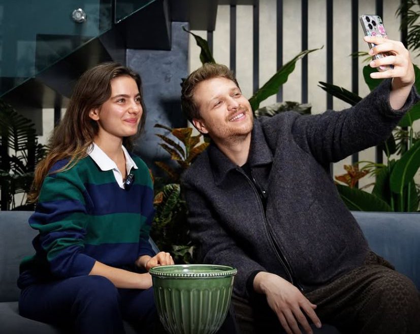 bu selfieyi almazsak sitede cümbüşü görün