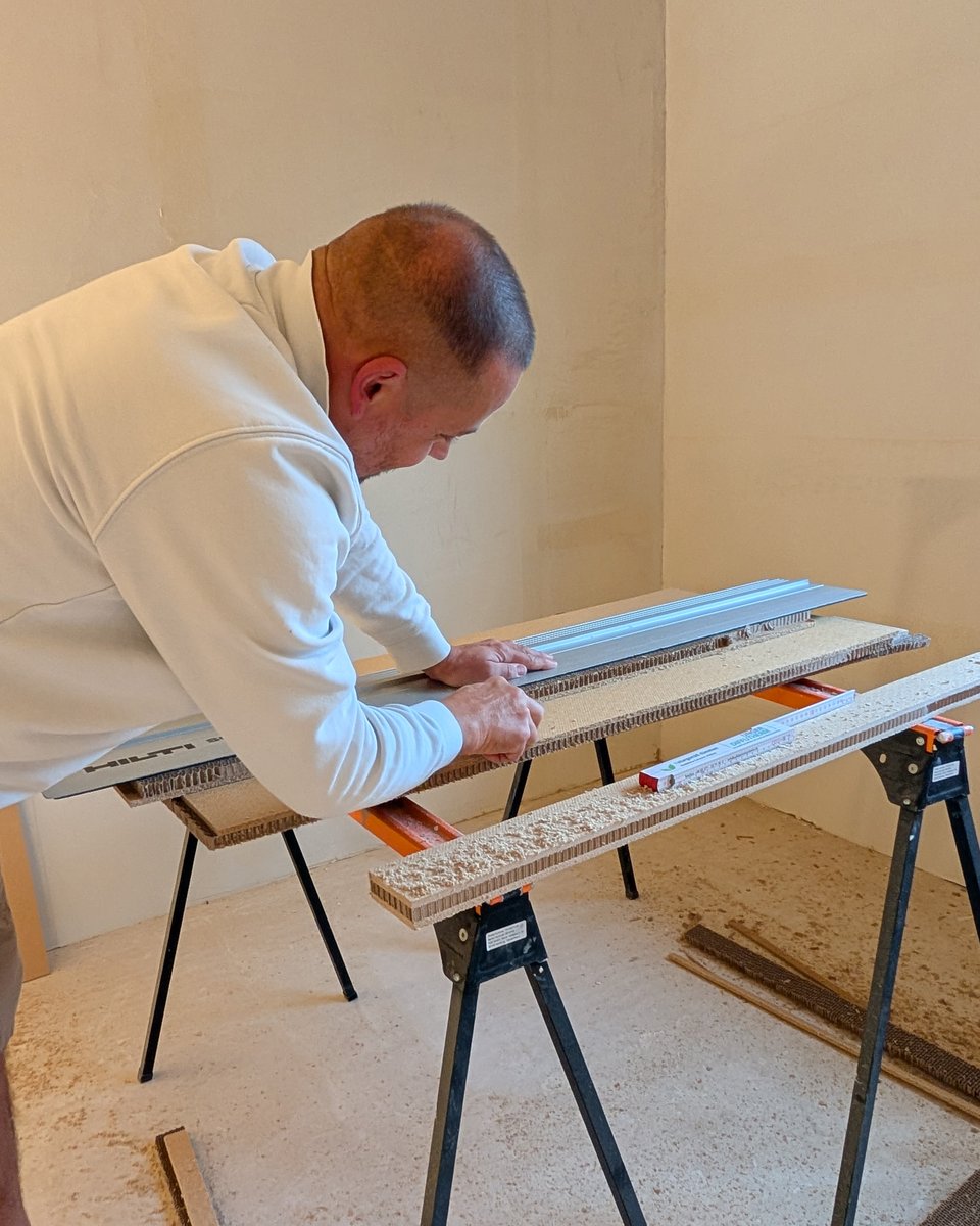 UngerDiffutherm's tweet photo. Für unsere neueste #Videoproduktion waren wir für Sie im Einsatz, um die Montage-Schritte von UdiCLIMATE, UdiIN 2CM &amp; UdiSUN aufzunehmen. Damit können wir Ihnen eine noch verständlichere #Anleitung an die Hand geben – mit klaren Abläufen, praktischen Tipps &amp; Praxis-Einblicken. https://t.co/w8LfbwDRJT