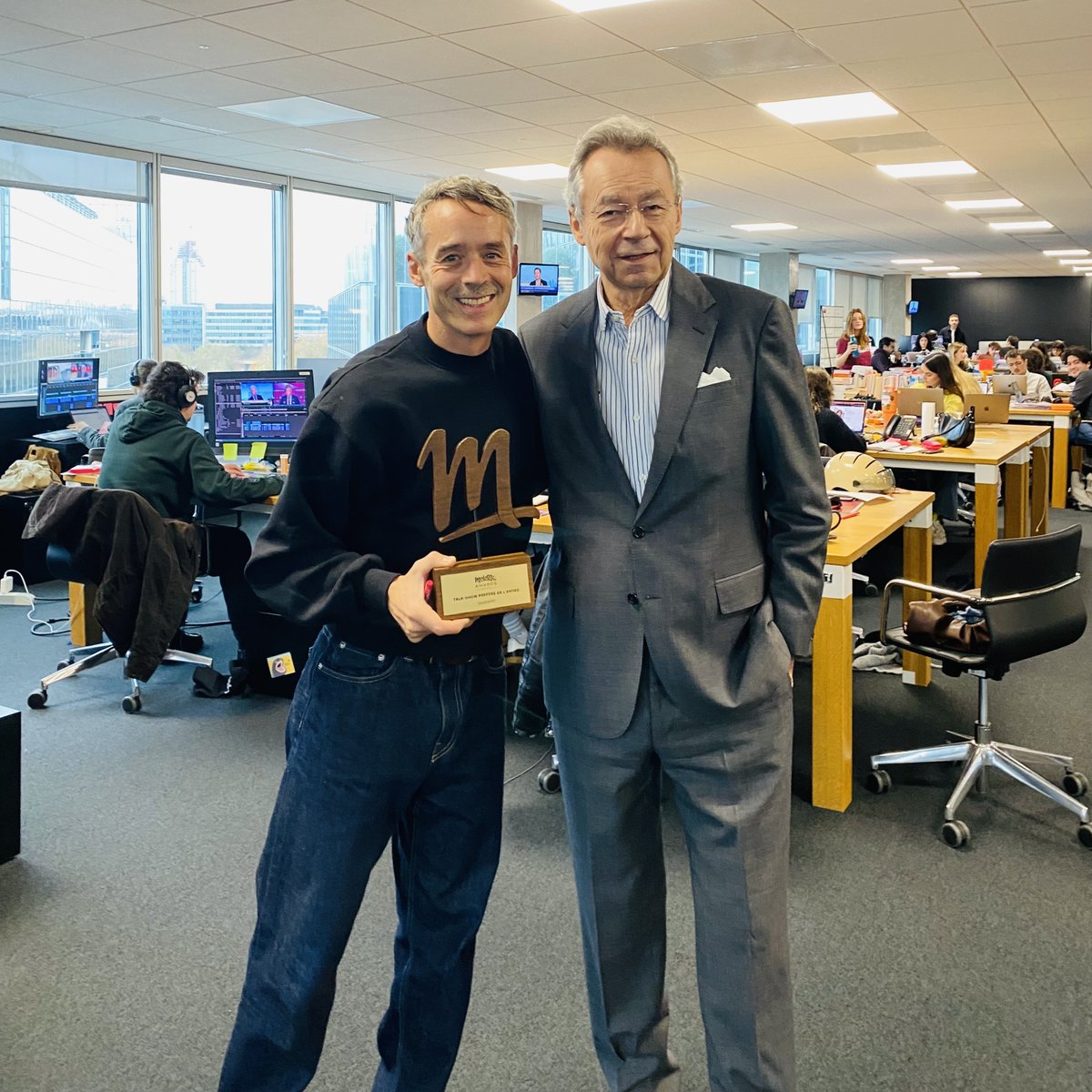 Aujourd'hui, dans les locaux de #Quotidien , Michel Denisot a attribué l'Award du "Talk-Show préféré" pour la 2ème année consécutive à Yann Barthès ! 

Félicitations à toute l'équipe de <a href="/Qofficiel/">Quotidien</a> 👏🏆