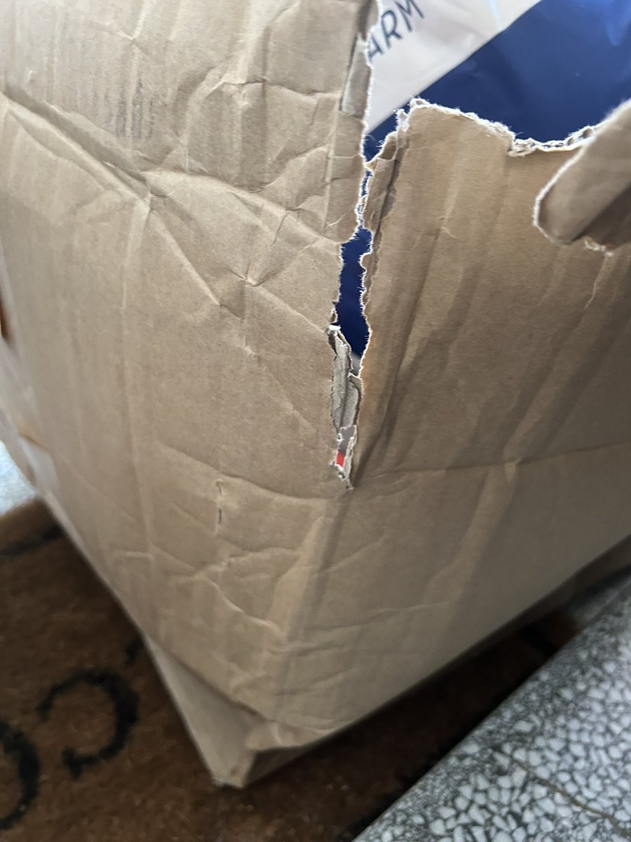 Nataliebrom's tweet photo. @homebargains what a joke I cannot believe it .  How can you deliver items in this state? I have tried to get in touch but surprise surprise no response no one wants to help and no one cares https://t.co/3JhPeO94aP