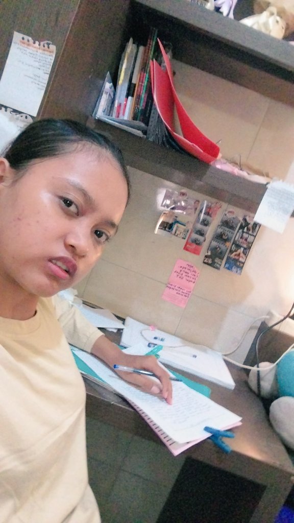 halolyssa's tweet image. sambil nangis dikit