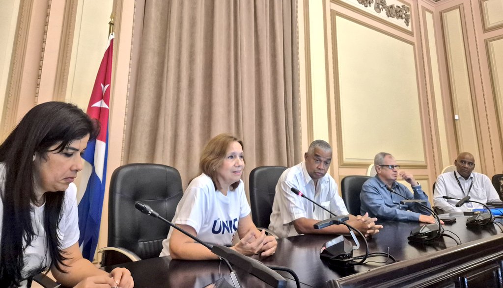 AsambleaCuba's tweet image. Trabajadores de las Oficinas Auxiliares de la @AsambleaCuba🇨🇺 rindieron homenaje a Fidel este 25 de noviembre, en emotivo matutino desarrollado por la sección sindical de la Vicepresidencia 

#PoderPopular 
#YoSoyFidel