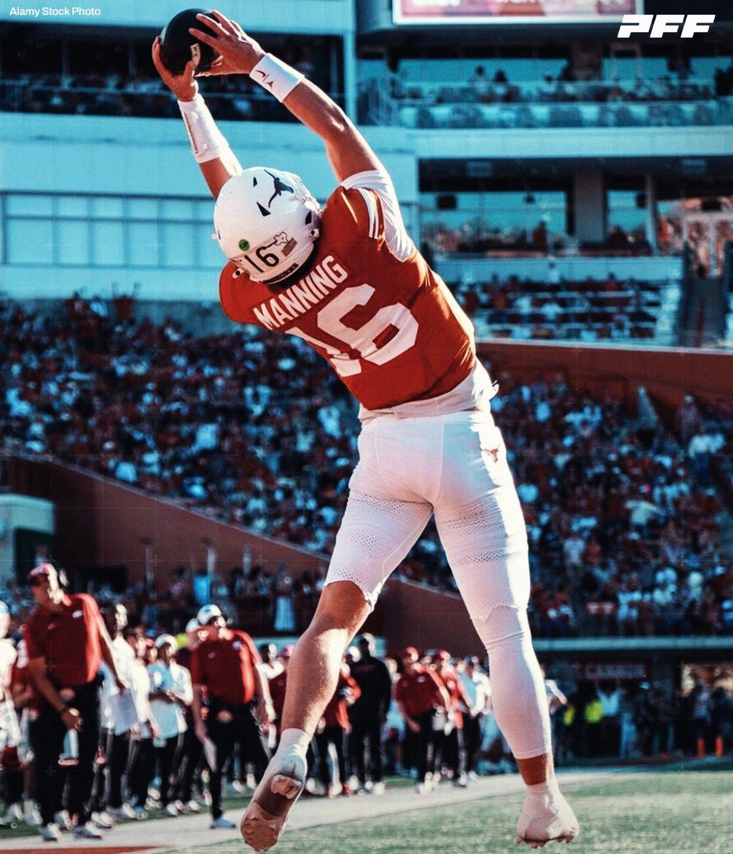 UT4x_champs's tweet image. Stat of the Day:

Archie, Peyton, Eli….. NONE of them ever caught a receiving touchdown in either their college or pro careers.

Arch stands alone in the Manning household on that front 🤘🏼