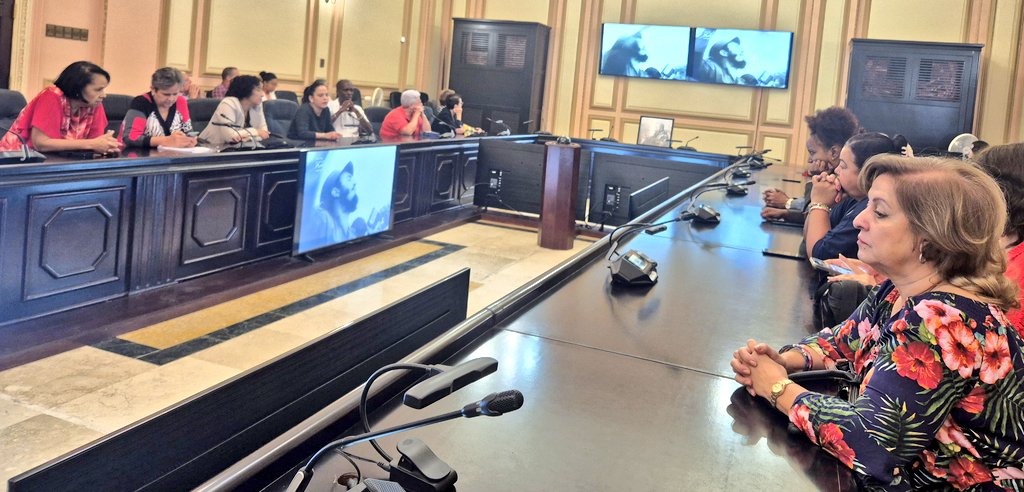 AsambleaCuba's tweet image. Trabajadores de las Oficinas Auxiliares de la @AsambleaCuba🇨🇺 rindieron homenaje a Fidel este 25 de noviembre, en emotivo matutino desarrollado por la sección sindical de la Vicepresidencia 

#PoderPopular 
#YoSoyFidel