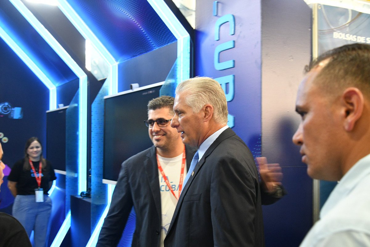 MayraArevich's tweet photo. Este lunes inició #Fihav2025 en #Expocuba. El Presidente @DiazCanelB inauguró Stand IA_Cuba en el Pabellón 14, donde mostramos aplicaciones cubanas de #InteligenciaArtificial. Demostraciones y concursos en @iacuba2025 destacan innovación hecha en #CubaPorLaTransformaciónDigital🇨🇺 https://t.co/J9DwBQP4W5