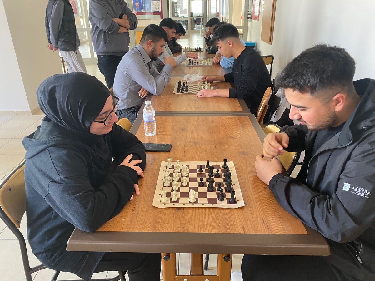 Mehmet Vehbi Çelik KYK Yurdu’nda üniversiteli gençlerimize yönelik satranç turnuvası düzenledik.
Gençlerimizin zihin becerilerini geliştirmeyi, keyifli ve rekabetçi bir ortamda bir araya gelmelerini amaçladığımız turnuvamız, güzel anlara sahne oldu.