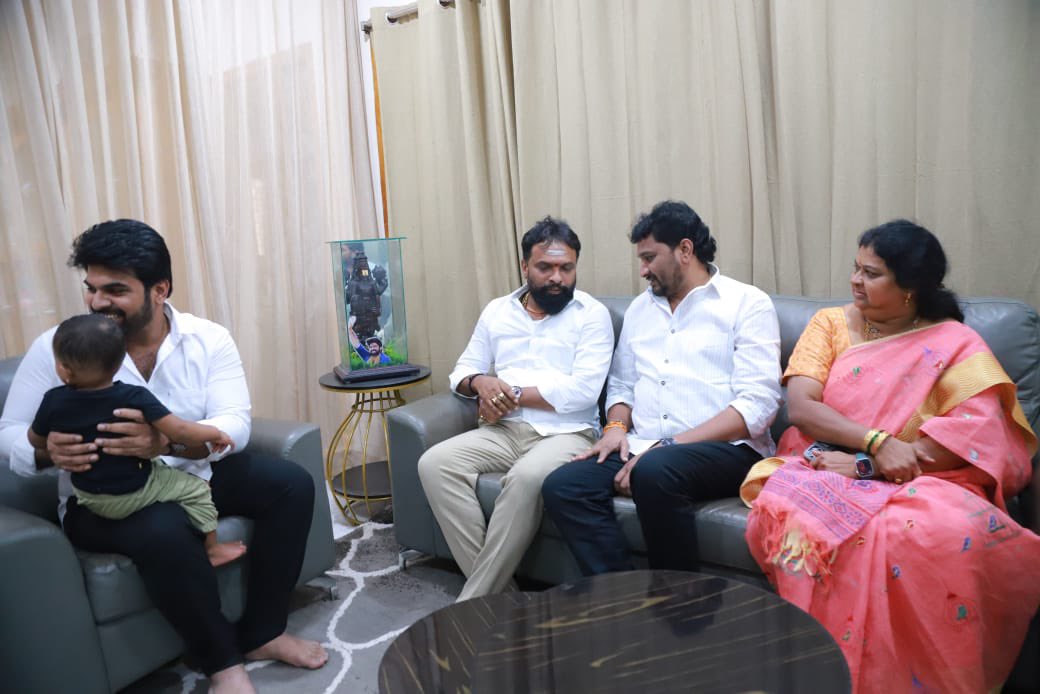 ministersubashv's tweet photo. యానం ఎమ్మెల్యే శ్రీ గొల్లపల్లి అశోక్ గారి తనయుడు గొల్లపల్లి గంగాధర్ ప్రతాప్ రానా జన్మదిన వేడుకకు హాజరు కావడం ఆనందంగా అనిపించింది.

నా హృదయపూర్వక జన్మదిన శుభాకాంక్షలు తెలిపి, ఆశీర్వదించాను.

ఎమ్మెల్యే అశోక్ గారికి ఆత్మీయ స్వాగతానికి ధన్యవాదాలు. నా వెంట గంధం పల్లం రాజు, కడలి ఈశ్వరి గారు మరియు కూటమి నాయకులు పాల్గొన్నారు. 

@MrGollapalli