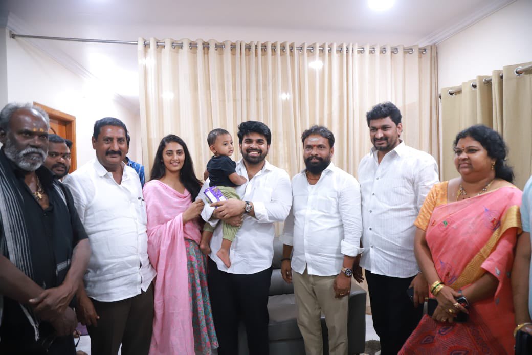 ministersubashv's tweet photo. యానం ఎమ్మెల్యే శ్రీ గొల్లపల్లి అశోక్ గారి తనయుడు గొల్లపల్లి గంగాధర్ ప్రతాప్ రానా జన్మదిన వేడుకకు హాజరు కావడం ఆనందంగా అనిపించింది.

నా హృదయపూర్వక జన్మదిన శుభాకాంక్షలు తెలిపి, ఆశీర్వదించాను.

ఎమ్మెల్యే అశోక్ గారికి ఆత్మీయ స్వాగతానికి ధన్యవాదాలు. నా వెంట గంధం పల్లం రాజు, కడలి ఈశ్వరి గారు మరియు కూటమి నాయకులు పాల్గొన్నారు. 

@MrGollapalli