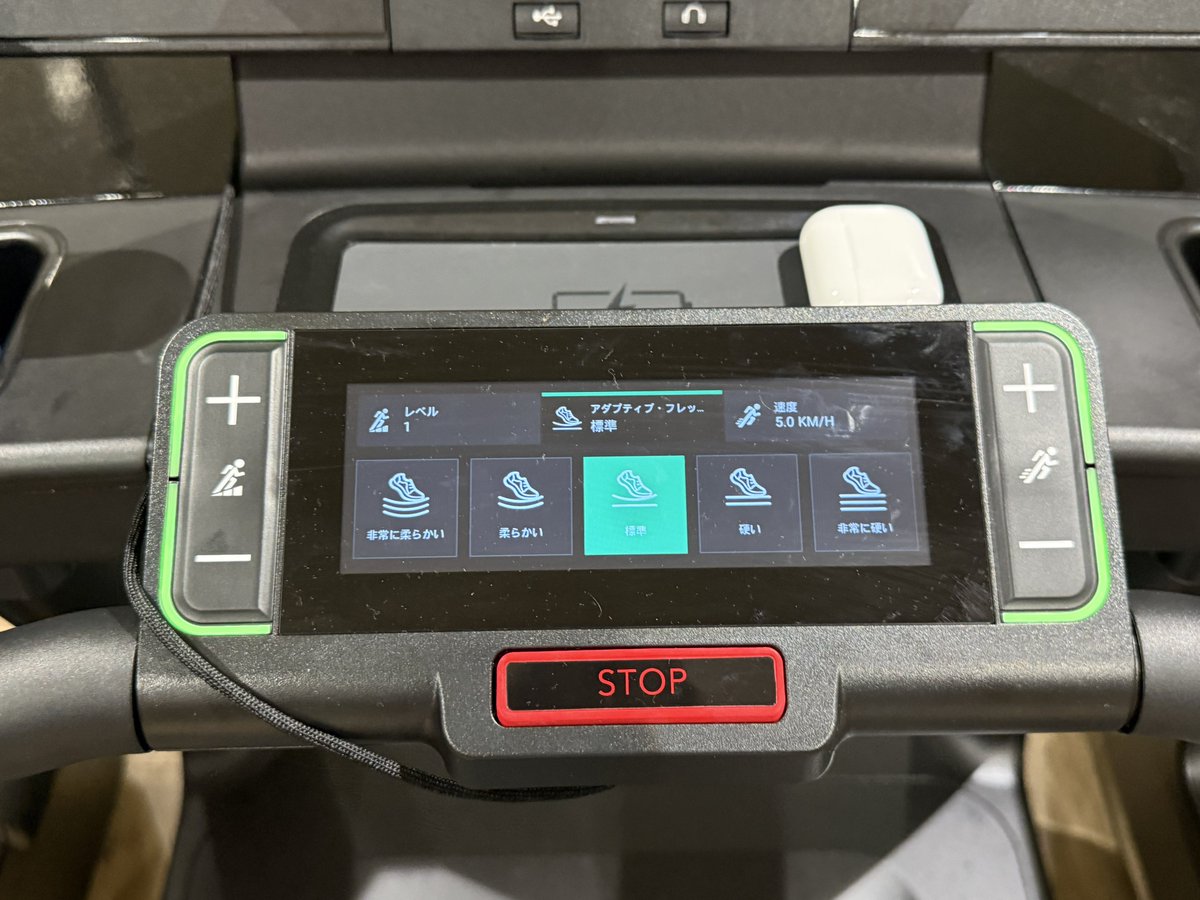 ryoma_dq's tweet image. ジム終わりー
トレッドミルが新しいの入ってて、床の硬さ選べるようになってた！すごい！
あと8km/h以上で走るとフォームの左右バランスとか歩幅とか滞空時間とか出るようになってた。すごい！