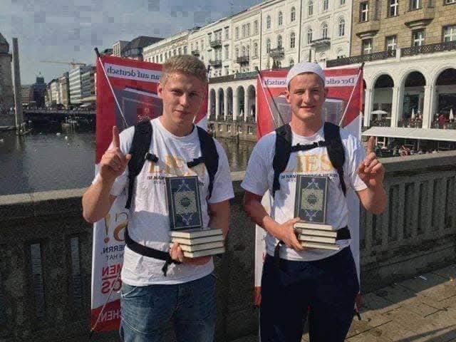 unMuslimm's tweet image. 🔴☪️ Deux Allemands se convertissent à l’islam et distribuent GRATUITEMENT des Corans en allemand dans les rues.

#Islam #Allemagne #Conversion #Europe #Islamisation