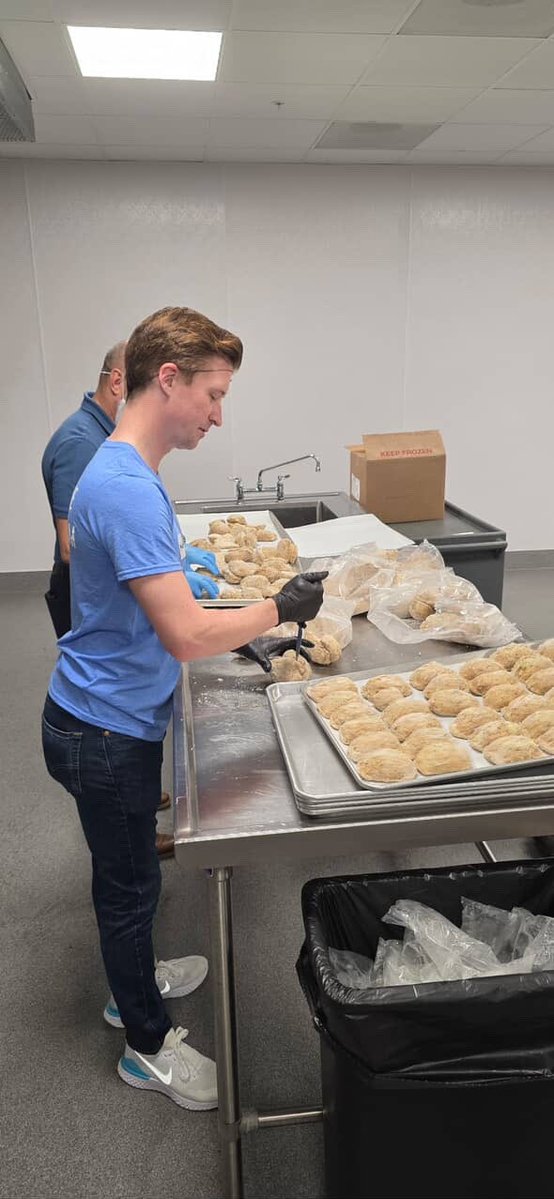 CBNextgen's tweet image. Proud to spend the day with co-workers, friends, and local volunteers supporting @FeedingTampaBay 💙 Helping prep meals, clean up, and spread hope across Tampa Bay! 💪 #VolunteerDay #CommunityFirst #EndHunger