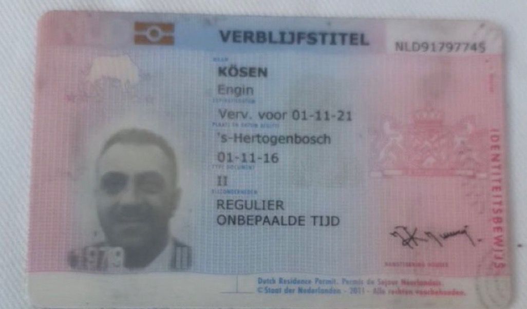 Bu yavşak gizlendiği anonim profilin arkasından Türk milletinin sinir uçlarıyla oynadı.

Bu oevladına birçok trol de destek verdi, ahbaplık etti.

Yurt dışında yaşayan bu kahpe evladının, ailesinden 2 kişinin FETÖ soruşturması geçirdiği ortaya çıktı.