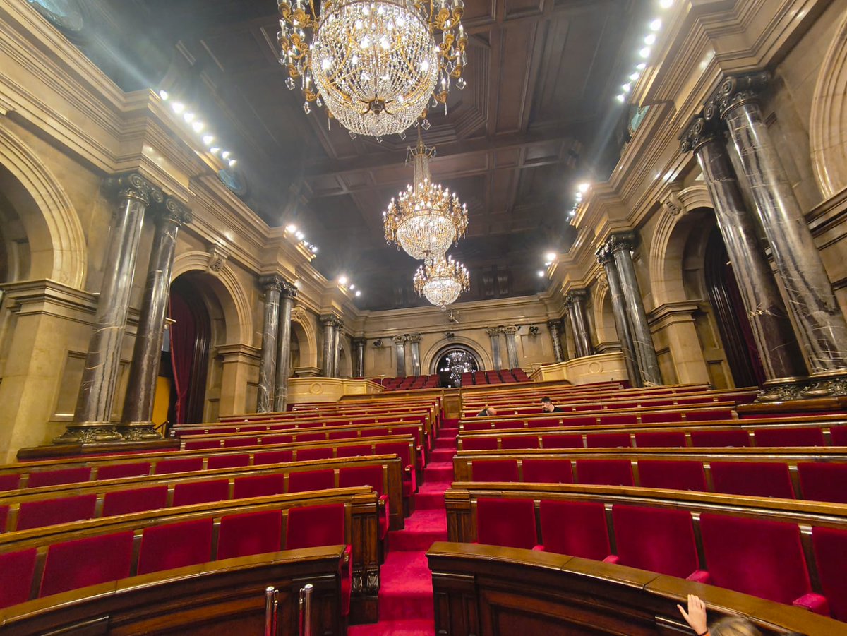 Sortida de 5è al Parlament de Catalunya!
L’alumnat ha pogut conèixer de prop el funcionament de les institucions democràtiques, visitar les diferents sales i entendre millor com es debaten i aproven les lleis. #ViuDomeny #sortidesDomeny #ParlamentdeCatalunya
