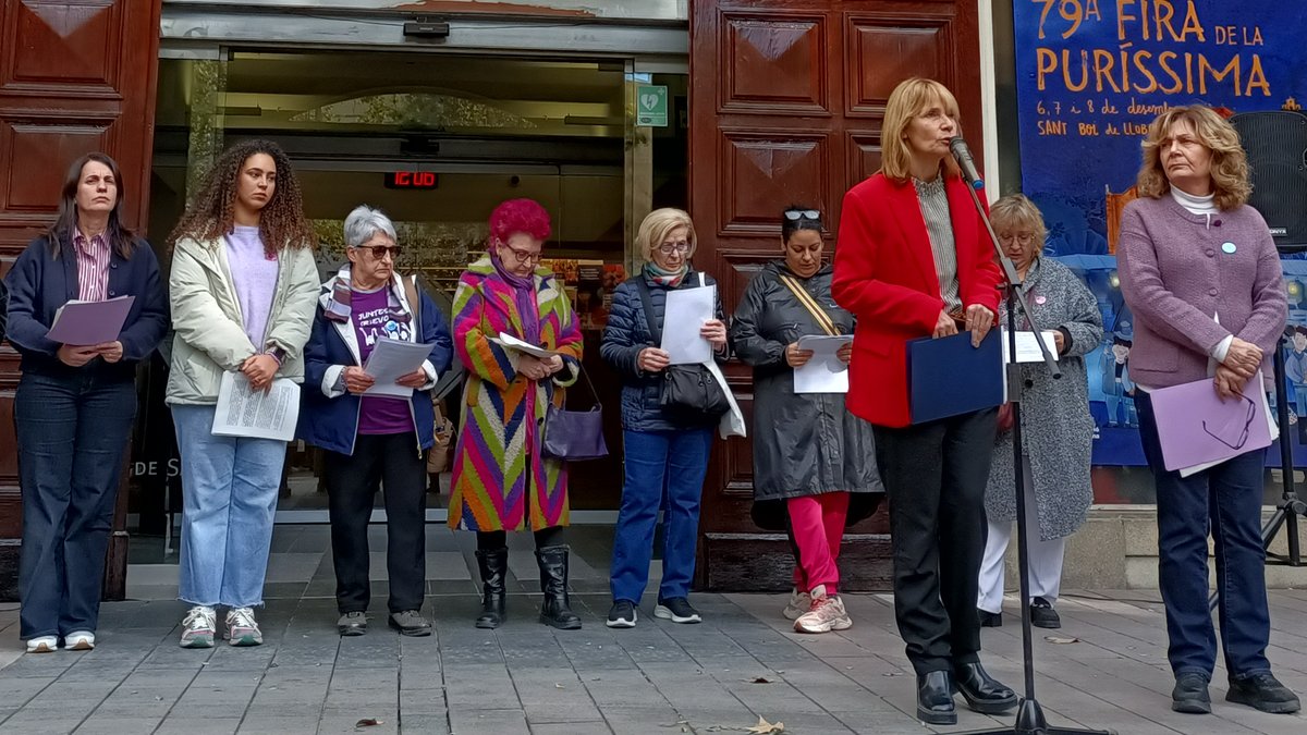 AjSantBoi's tweet photo. Avui #25N a Sant Boi ens tornem a manifestar públicament contra la violència masclista. A les 12h s'ha fet una concentració a la pl. de l’Ajuntament. A les 17.30 h, sortida conjunta cap a la manifestació unitària a Barcelona. #25NRebel #santboi https://t.co/6aM5rvWKto