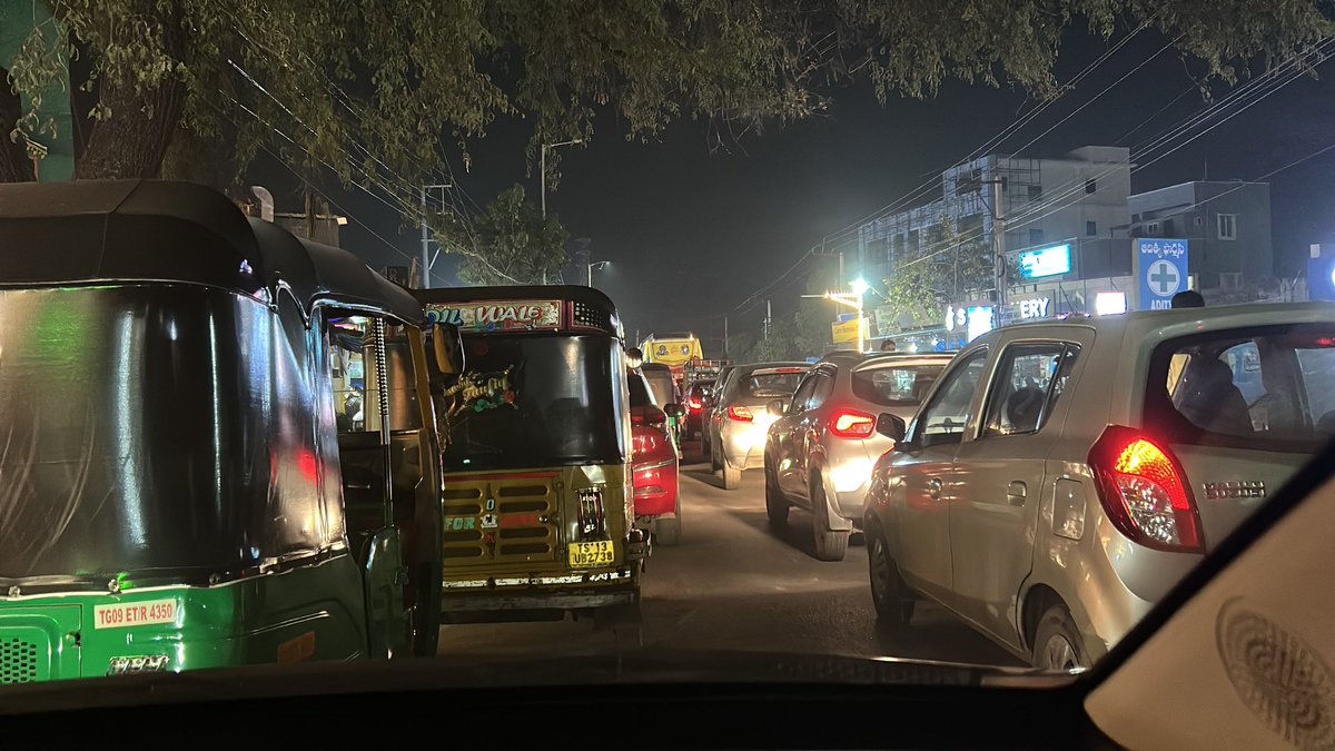 PrahasithReddy7's tweet photo. Such a disgusting thing at Bolaram Railway gate, Secunderabad division …it takes hours of time to open gate and lot of vehicles and public are waiting to go home and work but railway or state government won’t take necessary step to get it clear..

@RailMinIndia @TelanganaCMO @Central_Railway @Central_Railway @RailwaySeva