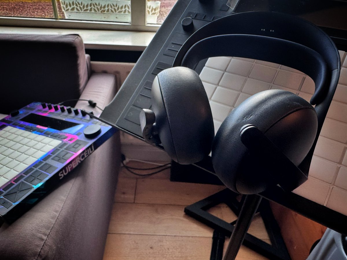 Thanks to today's <a href="/Ableton/">Ableton</a> Push update, Sony Pulse Elite headphones can be used wirelessly with the Push, with ultra low latency, for monitoring and also as a wireless microphone input. This is a huge simplifier.