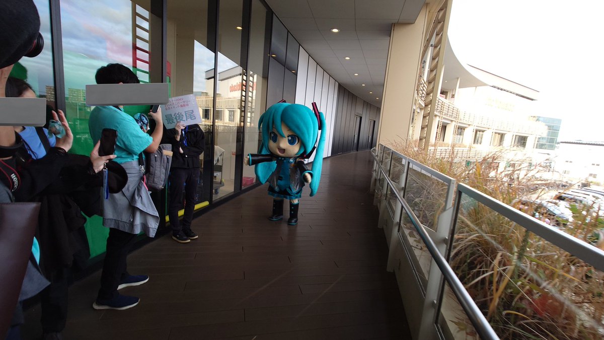 556muramasa's tweet photo. ここが初音ミク撮影会待機列かヨー✨
#HMV35th
#初音ミク
#hatsunemiku
#ミクダヨー
#mikudayo https://t.co/T87FEKJeN9