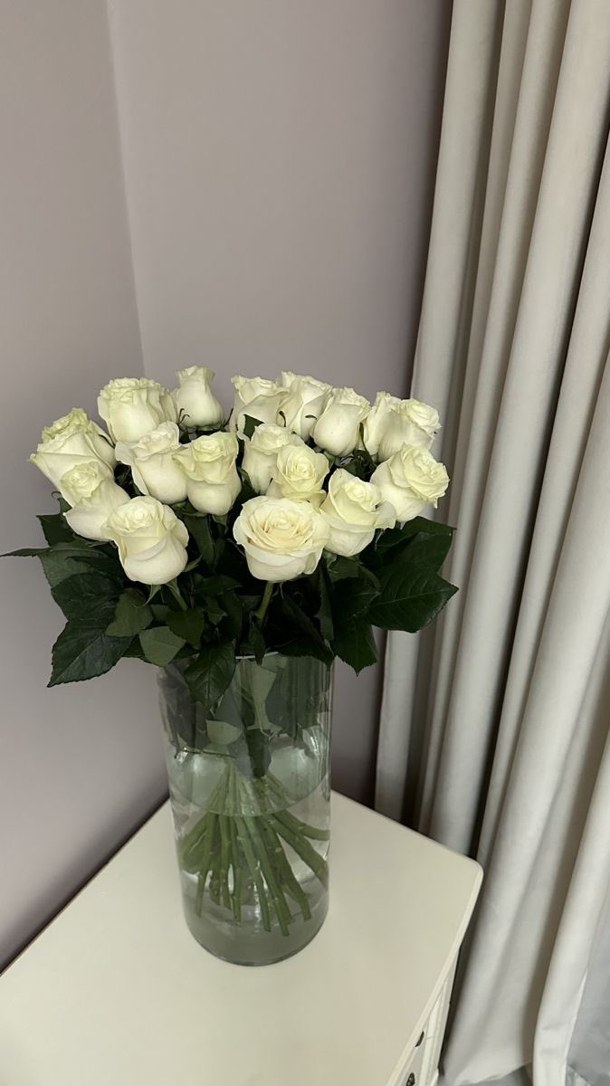adek__wonuu's tweet image. Satu hal kecil yang selalu mas lakuin setelah kita nikah, mas selalu rapihin bouquet yg dikasihin ke aku ntah dari fans, brand atau dia sendiri. Hampir setiap hari setiap sudut rumah ada vas bunga cantik, hati aku tersentuh bgt 🥹 Padahal dulu suka aku biarin sampai mereka kering