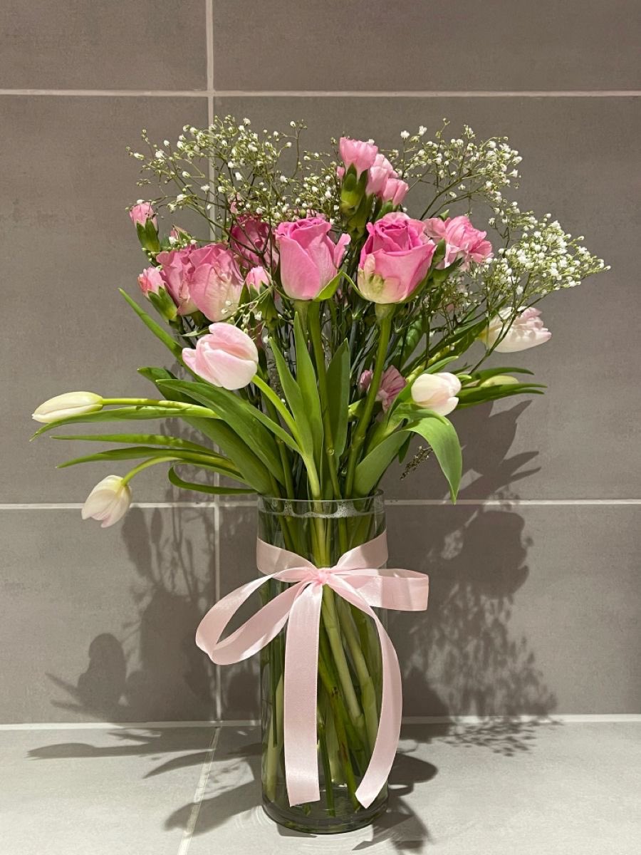 adek__wonuu's tweet image. Satu hal kecil yang selalu mas lakuin setelah kita nikah, mas selalu rapihin bouquet yg dikasihin ke aku ntah dari fans, brand atau dia sendiri. Hampir setiap hari setiap sudut rumah ada vas bunga cantik, hati aku tersentuh bgt 🥹 Padahal dulu suka aku biarin sampai mereka kering