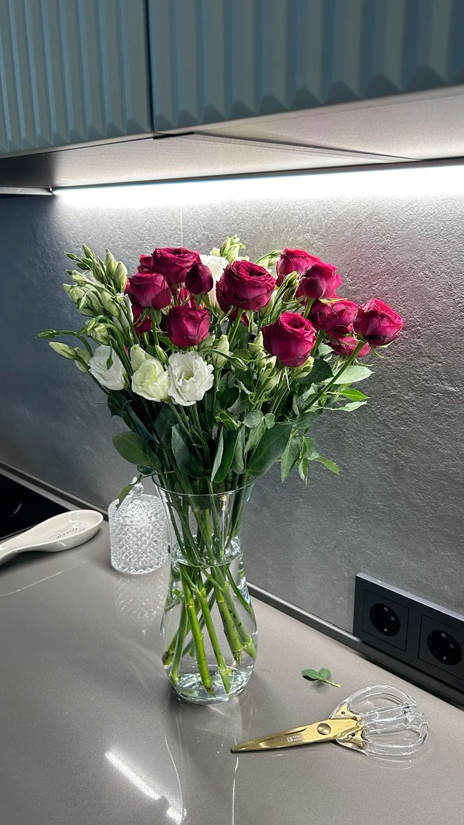 adek__wonuu's tweet image. Satu hal kecil yang selalu mas lakuin setelah kita nikah, mas selalu rapihin bouquet yg dikasihin ke aku ntah dari fans, brand atau dia sendiri. Hampir setiap hari setiap sudut rumah ada vas bunga cantik, hati aku tersentuh bgt 🥹 Padahal dulu suka aku biarin sampai mereka kering