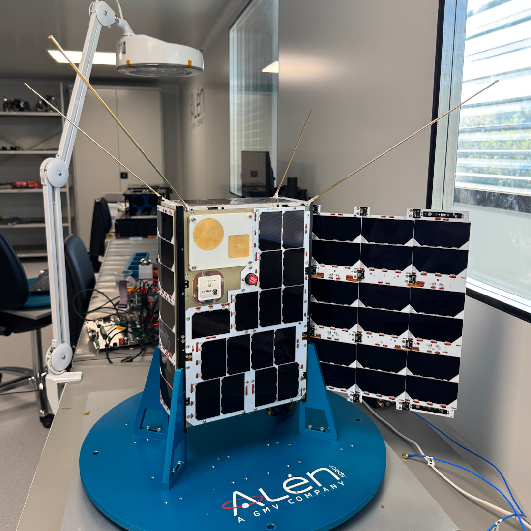A new milestone for our team. ETRISat, the satellite we developed for South Korea’s ETRI, is complete… and ready for launch 🛰️

The 6U CubeSat is already in South Korea awaiting lift-off aboard the Nuri (KSLV-II) rocket. 

🔗 alen.space/alen-space-com…

#SmallSatellites