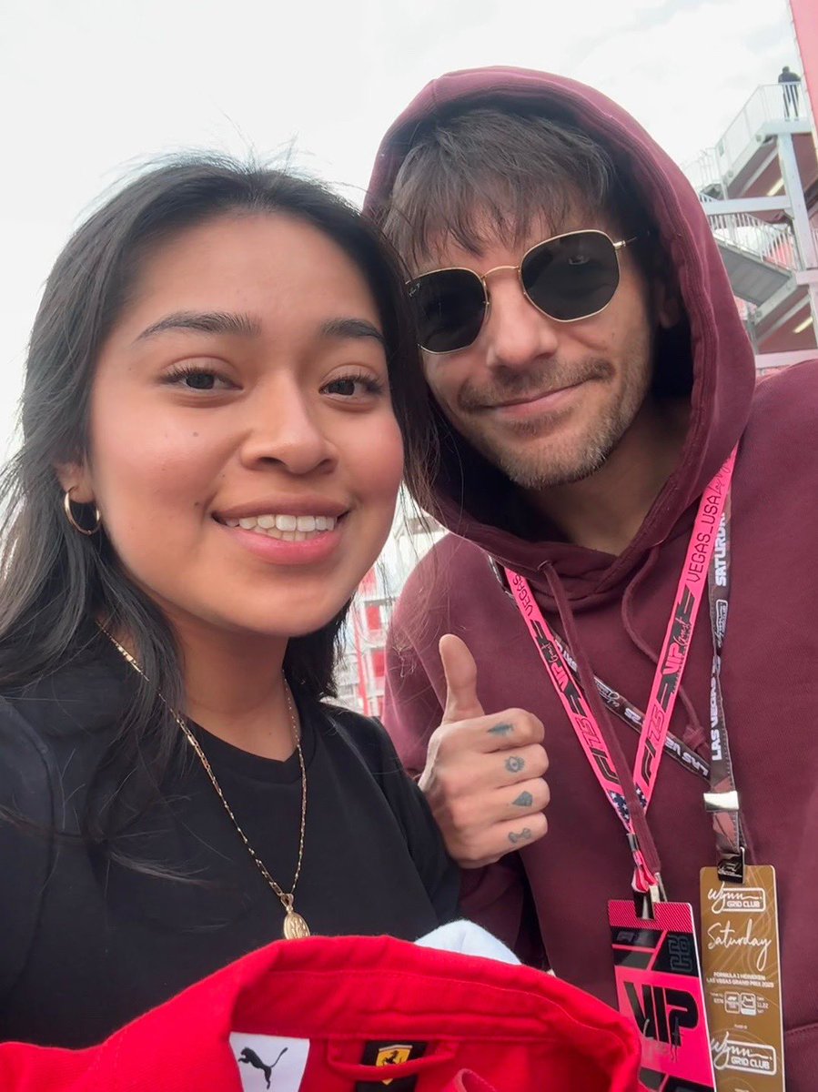LouisWT91World's tweet photo. 📸| Louis Tomlinson with a fan in Las Vegas! 

— kiarazaragoza11 https://t.co/8LGfkYUQlG