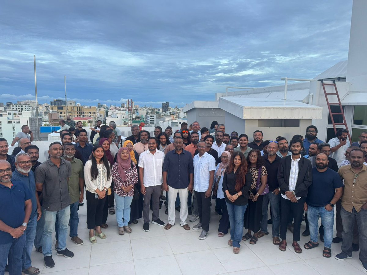 އެމްޑީޕިގެ ކުރީގެ ޗެއާރޕާރސަން <a href="/faya_i/">Fayyaz Ismail</a> އާއިއެކު މިއަދު ހަވީރު ކުރިޔަށް ގެންދެވުނު ހަވީރުގެ ސައިގެ ތެރެއިން. މިސައިގައި ގިނަ އަަދަދެއްގެ އެމްޑީޕީ މެމްބަރުން ވަނީ ބައިވެރިވެފަ. އެމްޑީޕީގެ އޮޑި މިސްރާބު ޖަހާފައި މިވަނީ ގަދަކޮށް އާ ހިތްވަރާ އާ އަޒުމަކާއެކު 💪
މި އޮޑި ދާނީ ކުރިއަށް.