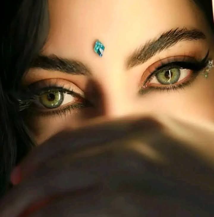 Muhamma39806905's tweet photo. دور دنیا سے کہیں دل میں چھپا کر رکھوں
تم حـقیقت ہـو ، مگر خـواب بنا کر رکھوں
تم جو کہہ دو کہ شبِ تار میں آنا ہے تمہیں
میں ہواؤں کو چراغوں میں رچا کر رکھوں
#قومی_زبان
#M_A https://t.co/GPdRB4X1kD