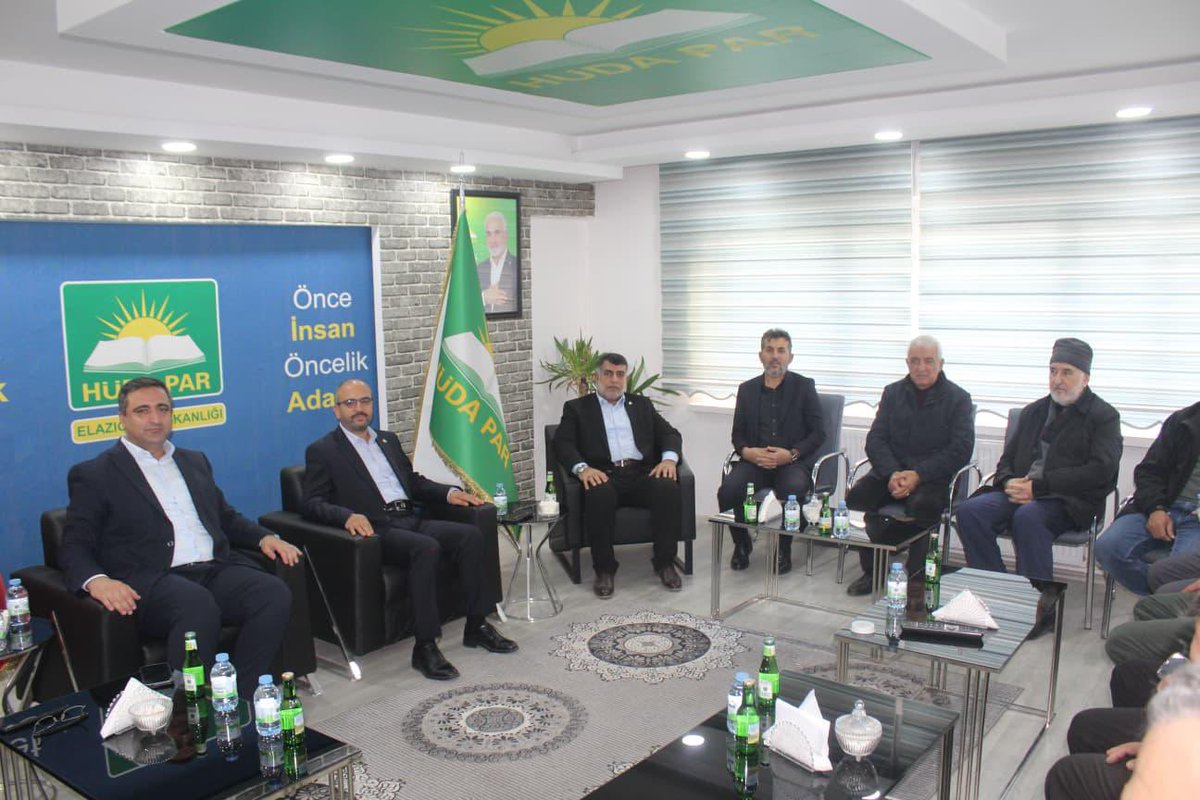 Bugün Elazığ’da, GİK Üyemiz Av. Mahmut Şahin ve İl Başkanımız Metin Suiçer ile birlikte Kuran İlimleri Medresesi’nde Seyda Mela Mizgin ve  gençlerle buluşup sorularını cevapladık.

Ardından ETSO Başkanı İdris Alan’ı ziyaret ederek Elazığ ekonomisi üzerine görüştük.

Son olarak,