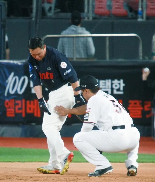 그래도 나 아파도 후련하다 이 기분조차도 난 지금 버겁다 불안한 듯 바라보는 떼를 쓰는 아이 같이 그대 눈물이 돌아서는 내 어깨를 잡는다 이별은 달지만 난 괜찮아 아프지만 그대 그림자 안에서 발을 빼 우리 셀캡도 빼