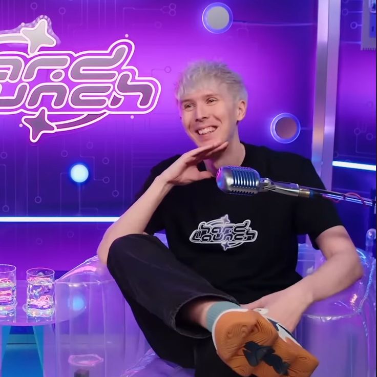 elmaggedon's tweet image. At the age of 38 you have to choose between being a babygirl in doomed yuri or successful yaoi