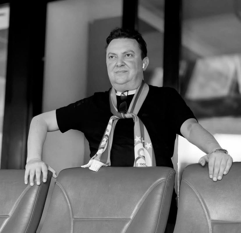 Tribünümüzün sevilen simalarından Ersin Mordağ’ın vefat haberini derin bir üzüntüyle öğreniyoruz.

Merhum Ersin Mordağ’a Allah'tan rahmet; ailesine, ve tüm sevenlerine başsağlığı diliyoruz. #ultrAslanUNI