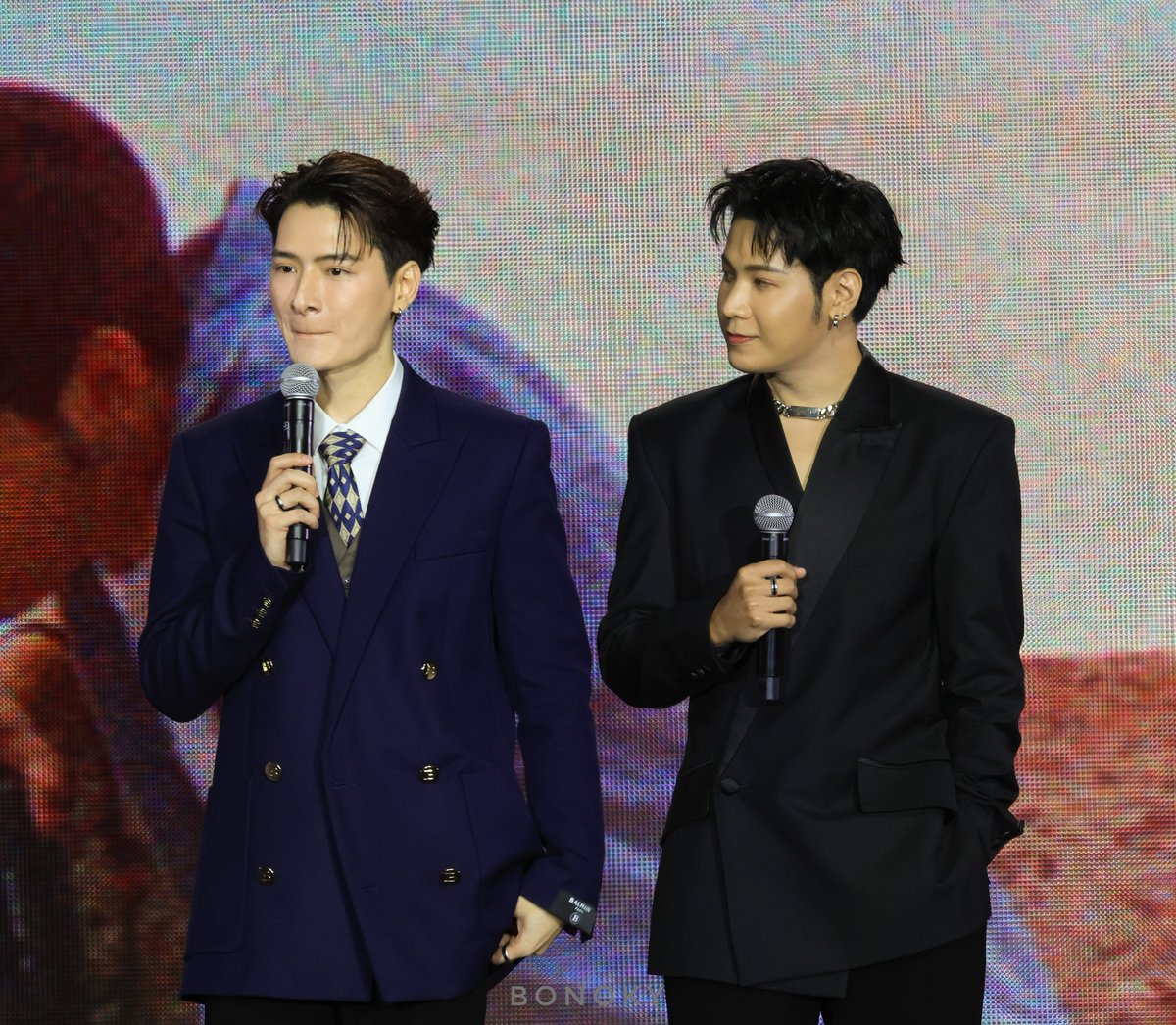 bonoky's tweet image. หล่อคู่เลยครับ
ว่าแต่น้องคิ๊ดแอบฮ๊อปหรอคะ

Write you again เขียนรักครั้งใหม่

KRISTSINGTO MAGIC VIBES 2026
@kristtps
@stjinx_maya
#WriteYouAgain 
#GMMTV2026 
#KristSingto #คริสสิงโต
25 Nov'25