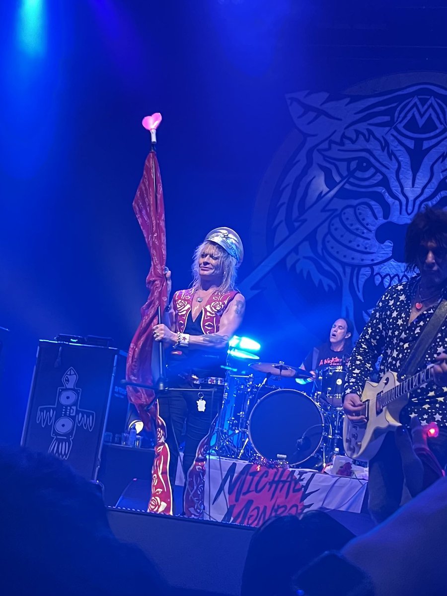 doi8row98's tweet image. モンちゃんかっこよかったー！結構圧があって（HYDEさんほどではない…やっぱHYDEさんの圧異常😅）最前の具合悪くなった人に気づいて本当に心配そうにしてたモンちゃん。ハートのペンラをスタンドに一生懸命付けるモンちゃん。うまく取り付けられて嬉しそうなモンちゃん。無邪気。
#MichaelMonroe