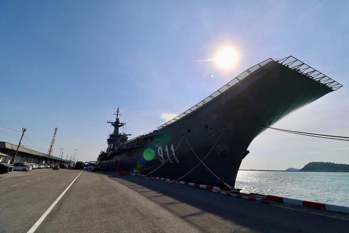 prroyalthainavy's tweet image. เรือหลวงจักรีนฤเบศร เร่งลำเลียงสายธารน้ำใจของพี่น้องประชาชน ช่วยเหลือภาคใต้อย่างเร่งด่วน

วันที่ 25 พฤศจิกายน 2568 เวลา 15.00 น. กำลังพลเรือหลวงจักรีนฤเบศร ได้ดำเนินการเร่งลำเลียงสิ่งของที่จะนำไปช่วยเหลือประชาชนที่ประสบอุทกภัยในพื้นที่ภาคใต้ โดยได้ลำเลียงสิ่งของ อุปโภคบริโภค…