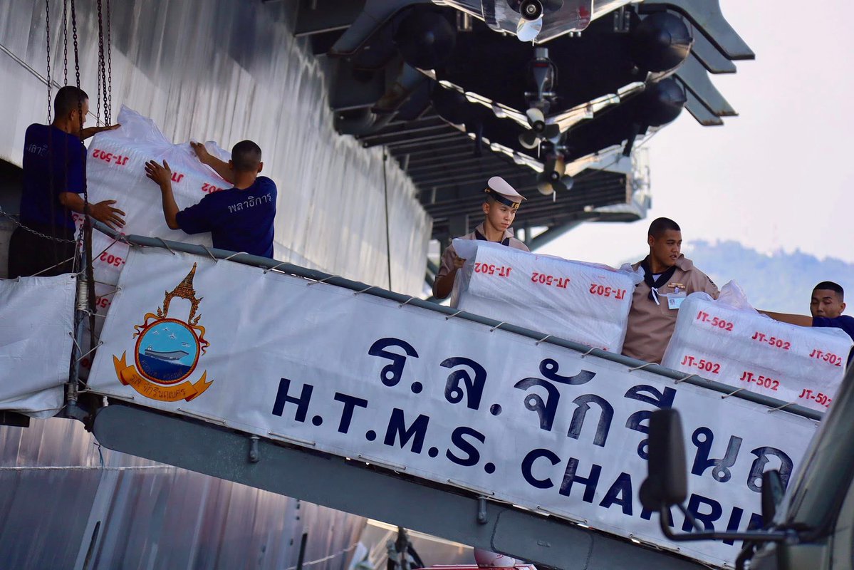 prroyalthainavy's tweet image. เรือหลวงจักรีนฤเบศร เร่งลำเลียงสายธารน้ำใจของพี่น้องประชาชน ช่วยเหลือภาคใต้อย่างเร่งด่วน

วันที่ 25 พฤศจิกายน 2568 เวลา 15.00 น. กำลังพลเรือหลวงจักรีนฤเบศร ได้ดำเนินการเร่งลำเลียงสิ่งของที่จะนำไปช่วยเหลือประชาชนที่ประสบอุทกภัยในพื้นที่ภาคใต้ โดยได้ลำเลียงสิ่งของ อุปโภคบริโภค…
