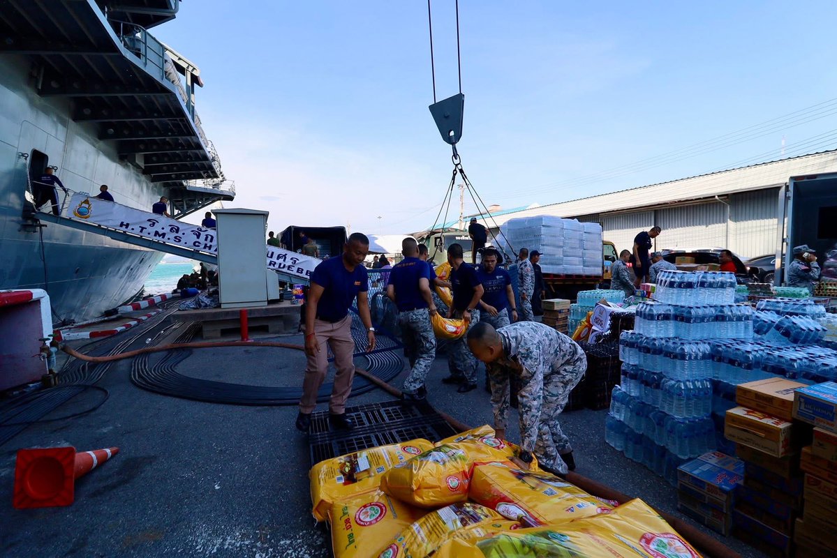 prroyalthainavy's tweet image. เรือหลวงจักรีนฤเบศร เร่งลำเลียงสายธารน้ำใจของพี่น้องประชาชน ช่วยเหลือภาคใต้อย่างเร่งด่วน

วันที่ 25 พฤศจิกายน 2568 เวลา 15.00 น. กำลังพลเรือหลวงจักรีนฤเบศร ได้ดำเนินการเร่งลำเลียงสิ่งของที่จะนำไปช่วยเหลือประชาชนที่ประสบอุทกภัยในพื้นที่ภาคใต้ โดยได้ลำเลียงสิ่งของ อุปโภคบริโภค…