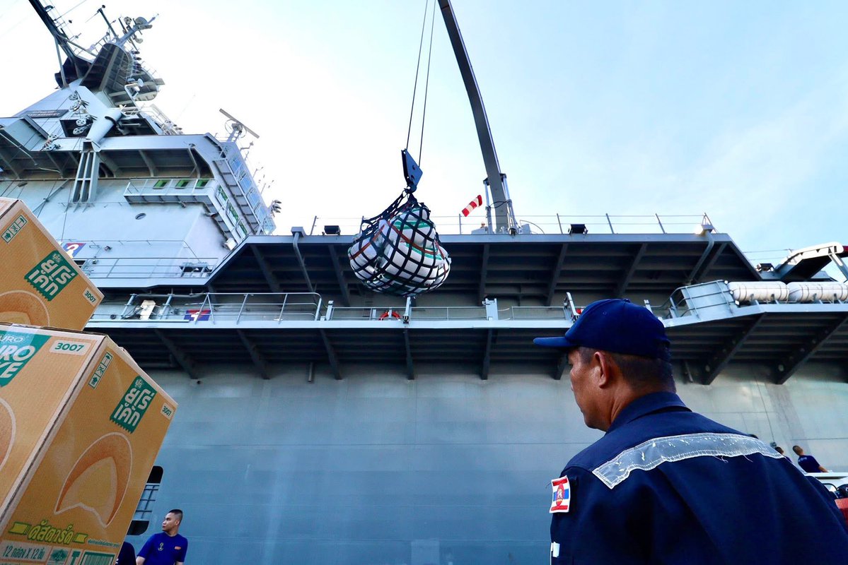 prroyalthainavy's tweet image. เรือหลวงจักรีนฤเบศร เร่งลำเลียงสายธารน้ำใจของพี่น้องประชาชน ช่วยเหลือภาคใต้อย่างเร่งด่วน

วันที่ 25 พฤศจิกายน 2568 เวลา 15.00 น. กำลังพลเรือหลวงจักรีนฤเบศร ได้ดำเนินการเร่งลำเลียงสิ่งของที่จะนำไปช่วยเหลือประชาชนที่ประสบอุทกภัยในพื้นที่ภาคใต้ โดยได้ลำเลียงสิ่งของ อุปโภคบริโภค…