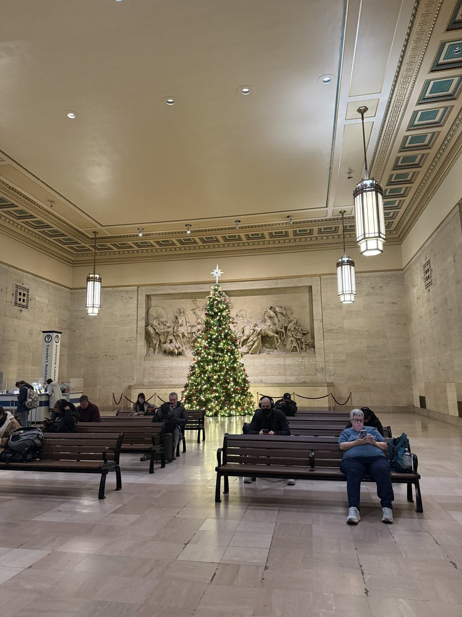 New benches at 30th Street Station, though perhaps temporary due to construction. Would be great to have these in DC. <a href="/Amtrak/">Amtrak</a>