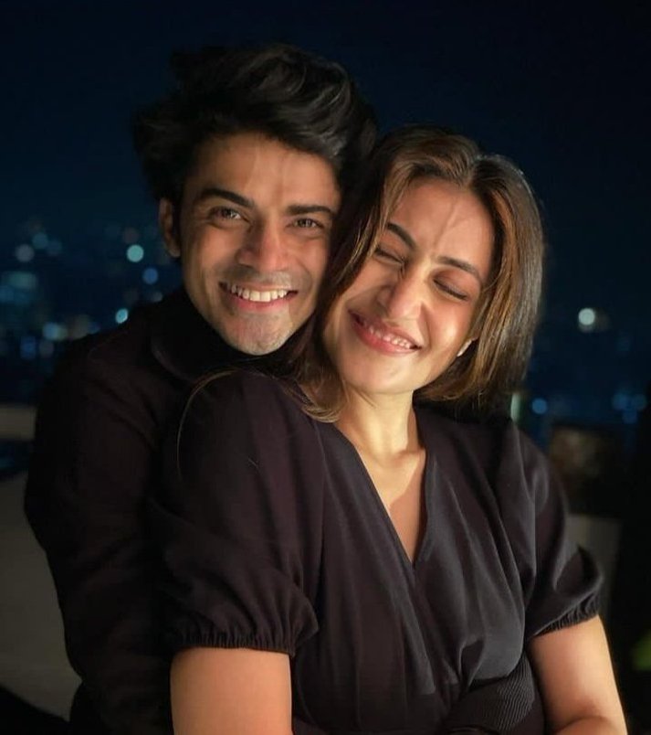 iiamkrshn's tweet image. Literally feel bad for Yuzi Chahal.

-Bro married a TikToker no one even knew before him.

-Even while they were together, she was posting vulgar poses pics with her friends.

- chahal gave her fame money &amp;amp; everything.

-Man even begged random Insta chapris for her votes in that…