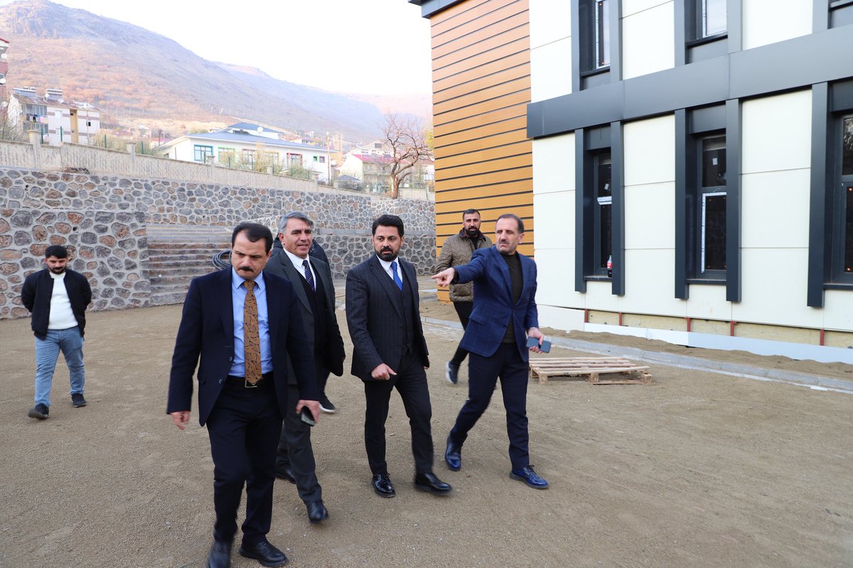 Solhan Belediyesi tarafından yapımı büyük bir hızla sürdürülen ve ilçemizin sosyal yaşamına yeni bir soluk getirecek olan Millet Kıraathanesi projesini ziyaret ettik. Bu önemli yatırımın son durumu hakkında, Belediye Başkanımız Sayın Abdulhakim Yıldız’dan kapsamlı bilgiler aldık.