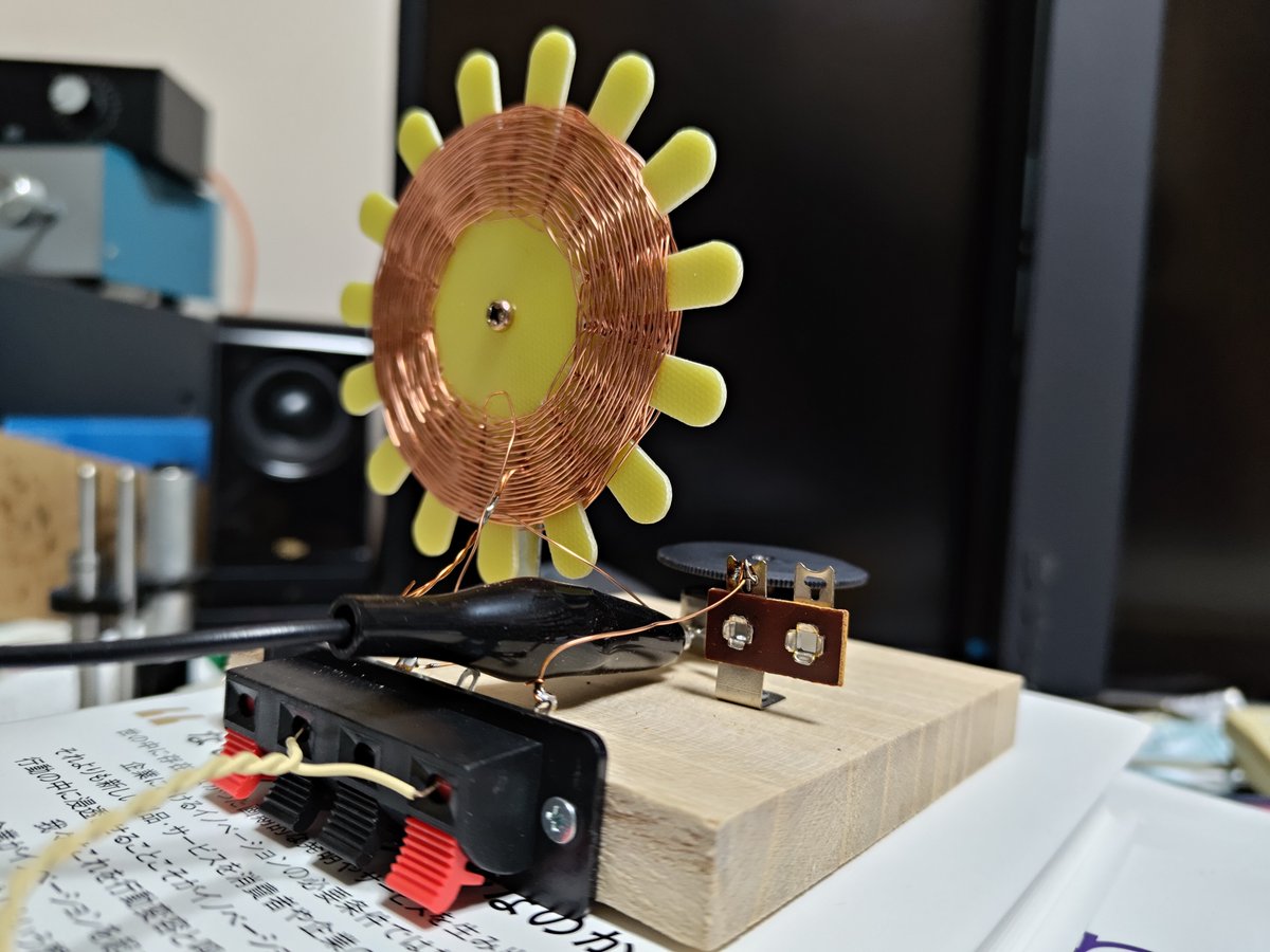 mls65535's tweet image. 夜中にちまちまスパイダーコイルを巻いて、ゲルマラジオを組み立てたぞい。
強電界地域なので、窓際にアンテナを適当に伸ばすだけで聞き取れる程度に受信できました。
回路理論上はこの上なく簡単だが、実際に手を動かしてちゃんと動作すると嬉しいもんです。

今度送信所の近くに行ってみようかな。