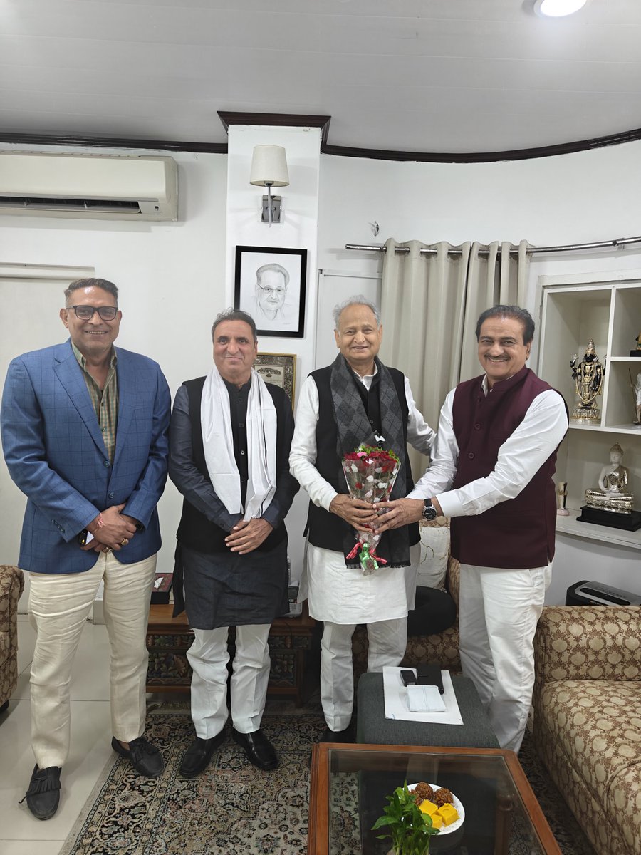 ashokgehlot51's tweet image. आज जयपुर आवास पर अजमेर शहर के नवनियुक्त जिला अध्यक्ष श्री राजकुमार जयपाल ने शिष्टाचार भेंट की।

इस अवसर पर डॉ. जयपाल को नई जिम्मेदारी के लिए बधाई एवं भविष्य के लिए शुभकामनाएं दीं।