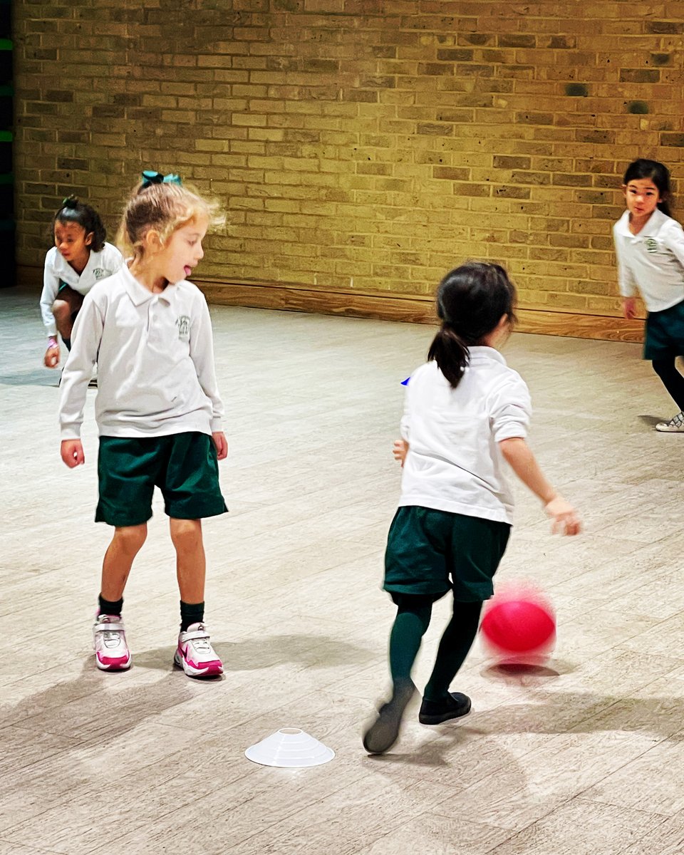 CavendishSchool's tweet photo. Rainy day PE and the girls are taught the rules of dodgeball before playing: fast fun with friends!

#spiritedversatileachievers #wheregirlsdare #bestgirlsschool #camdenschool https://t.co/bzmcsK5ZrH