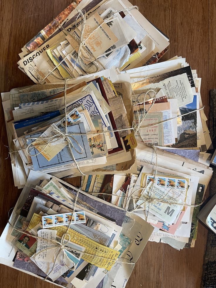 adek__wonuu's tweet image. Mas juga rapihin surat-surat ya dikasihin ke aku, biar bisa aku baca ulang dengan gampang kalau aku lagi sedih dan butuh dihibur 🥲 bahkan sama barang-barang punya aku mas itu ikut perhatiin dan sayangin huhu kok bisa ya aku dapet mas yang seromantis ini aaaaa sayang bgt aku ❤️